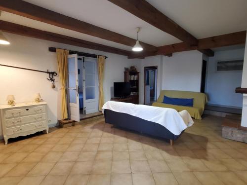 - une chambre avec un lit et une télévision dans l'établissement Le platane aux esperifes, à Vidauban