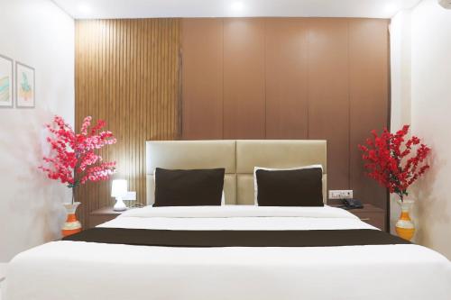 Postel nebo postele na pokoji v ubytování Hotel O by OYO S R Galaxy