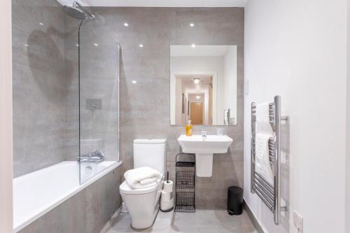 Koupelna v ubytování Modern 2- Bedroom Apartment in Central Redhill!