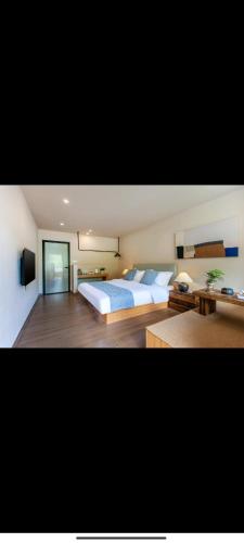 甘孜Kangding Zhuji Villa Designer View B&B的一间卧室配有一张特大号床和一张书桌