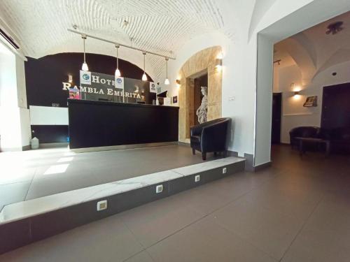 Μια τηλεόραση ή/και κέντρο ψυχαγωγίας στο Hotel Rambla Emérita, centro ciudad