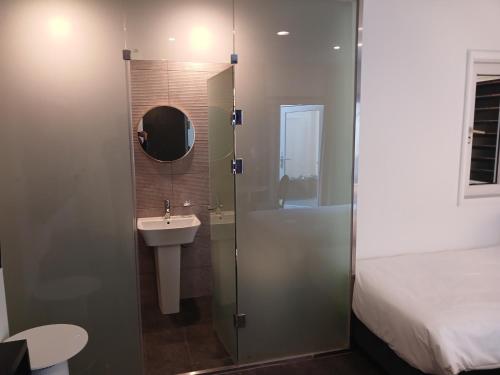 Hotel Firststay Hongdaeにあるバスルーム