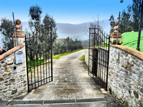 un accès à une porte avec un mur en pierre dans l'établissement Casa Buriano, à Quarrata