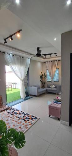 Khu vực ghế ngồi tại Tiny Tijani Homestay