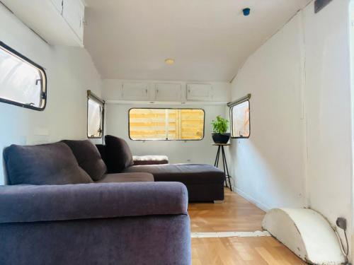 a living room with a couch at Logement indépendant avec parking dans un quartier de standing proche de la plage in Les Lecques