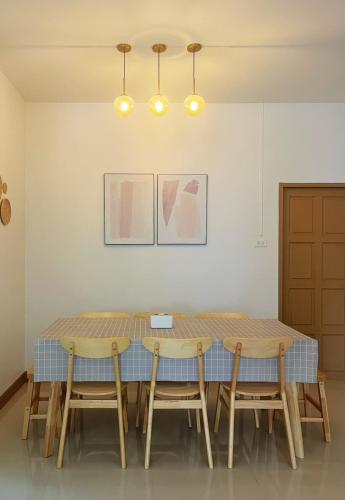 a dining room with a table and chairs at DeliZia de Villa Satun พักได้ 9 ท่าน in Satun