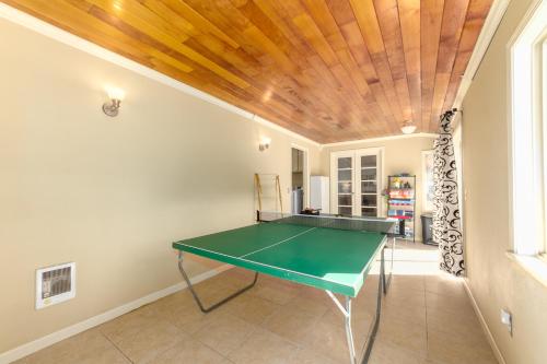 Stolní tenis v ubytování Charming 3 Bed 2 and a half Bath Family Oasis - Pool BBQ Fire Pit nebo okolí