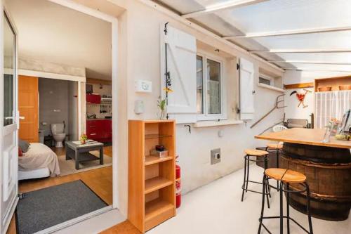 une petite chambre avec une cuisine et une chambre avec un bar dans l'établissement T1 Clos-Edeen, à Tréclun