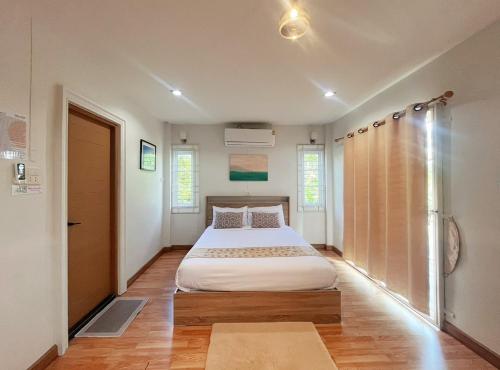a bedroom with a large bed in a room at DeliZia de Budget พักได้ 2 ท่าน in Satun