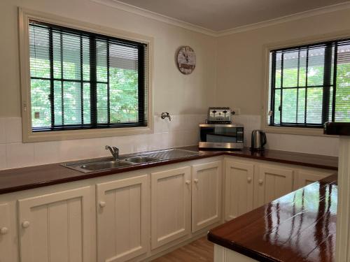 Una cocina o zona de cocina en Auburn Hideaway