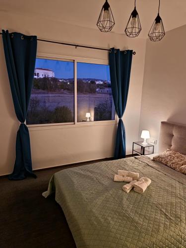 En eller flere senge i et værelse på Melania Modern Apart with pool near CORAL BAY, Pafos