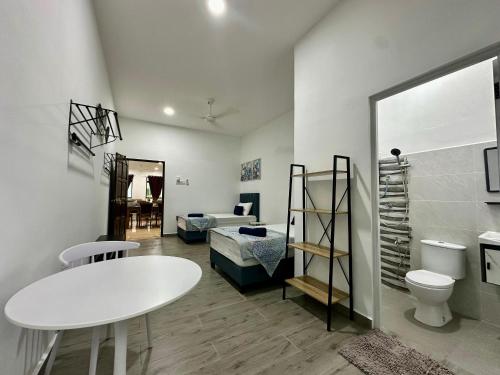 Ένα ή περισσότερα κρεβάτια σε δωμάτιο στο Ocean Cottage 2, Radiant Teluk Sari