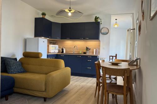 Il dispose d'une cuisine et d'un salon avec un canapé et une table. dans l'établissement Apartment with Wifi near city center, à Trouville-sur-Mer