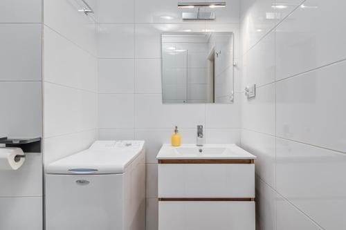 Kúpeľňa v ubytovaní Andersena 190 A - 12 piętro - 10 min CMKP - 5 min Metro - 15 min Centrum