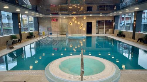 una gran piscina en un edificio en Apartament Scandi, basen & spa, en Rewal