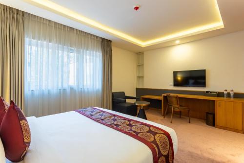 Ein Bett oder Betten in einem Zimmer der Unterkunft Mandala Norling Lords Prime Kathmandu