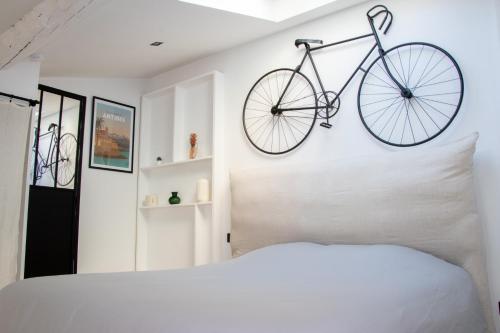 - un vélo suspendu au-dessus d'un lit dans une chambre dans l'établissement Appartement cosy Vieil Antibes, à Antibes
