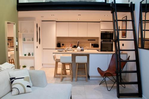 Il dispose d'une cuisine et d'un salon avec une mezzanine. dans l'établissement Appartement cosy Vieil Antibes, à Antibes