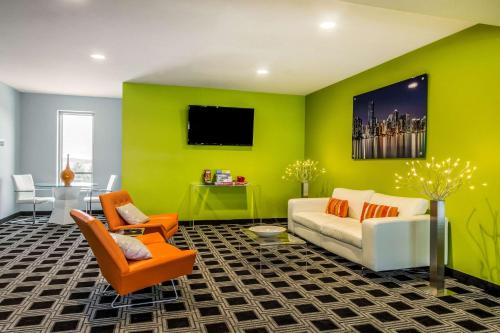 a living room with green walls and a couch and chairs at The Wallhouse Hotel, an Ascend Collection Hotel in Walnut Creek