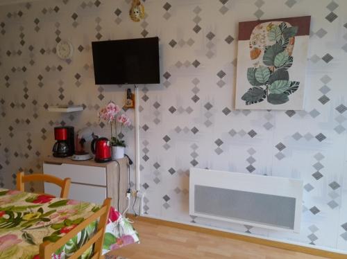 Cette chambre dispose d'une télévision murale. dans l'établissement Appartement à GOURETTE, résidence EURONEIGE, avec balcon, vue idéale sur la montagne - 6 personnes, à Eaux-Bonnes