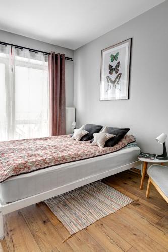 a bedroom with a large bed and a window at Villa Wesoła pokoje z łazienkami i dostępem do kuchni w centrum Krynicy Zdroju Bezpłatne miejsca postojowe in Krynica Zdrój