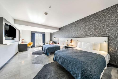 Postel nebo postele na pokoji v ubytování Hy-Lo Hotel, Ascend Hotel Collection