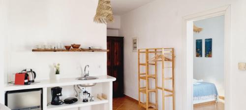 Ένα ή περισσότερα κρεβάτια σε δωμάτιο στο Syros Apartments Suites Chryssonisos Kini