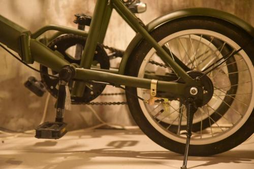 a close up of the back wheel of a bike at 海好きな大人の隠れ家下田ハウス in Shimoda