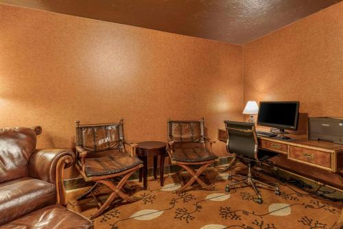 Μια τηλεόραση ή/και κέντρο ψυχαγωγίας στο Lloyd Hotel Astoria Bayfront, an Ascend Collection Hotel