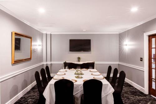 a dining room with a table and chairs at Inn on the Square, an Ascend Collection Hotel in Greenwood