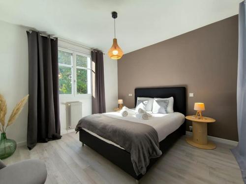 une chambre avec un grand lit et une fenêtre dans l'établissement Bel appartement-Foire expo-4 pers-Parking gratuit, à Billère