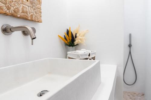 Bilik mandi di Cycladic home Aretinni