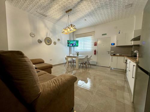una sala de estar con un sofá y una mesa en Suite la Bella, en Torre del Mar