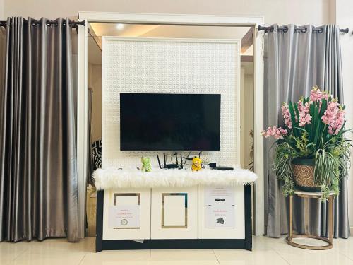 a flat screen tv on a wall in a living room at 木林民宿 in Ban Bung