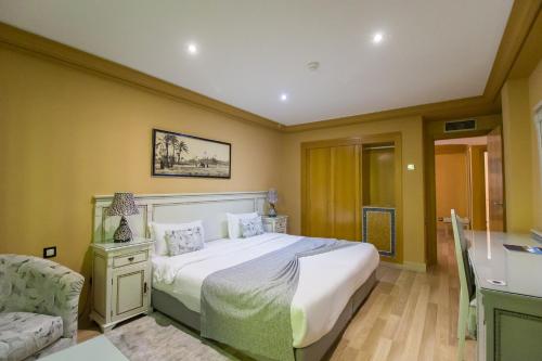 Postel nebo postele na pokoji v ubytování El Oumnia Puerto & Spa