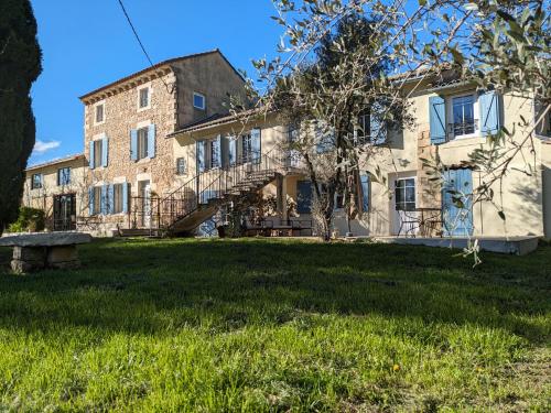 Vonkajšia záhrada v ubytovaní Mas de la Roule, 4 studios, piscine chauffée, studio SPA, parc 2 ha, Pont d'Avignon à pied