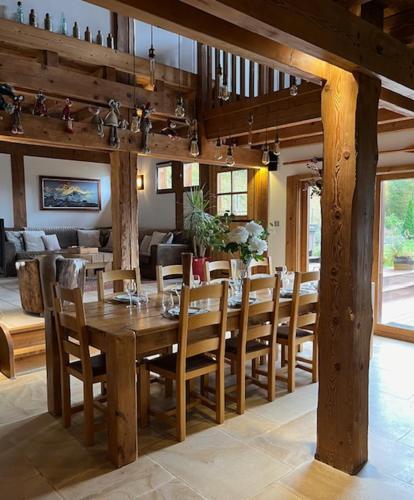 une salle à manger avec une table et des chaises en bois dans l'établissement Chalet Le Pery, à Châtillon-sur-Cluses