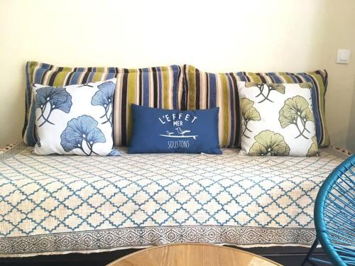 un divano con quattro cuscini sopra di appartement soustons plage a Soustons