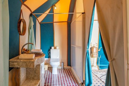 Ένα μπάνιο στο Sahara Magic Luxury Camp