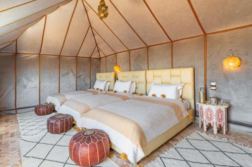 Ένα ή περισσότερα κρεβάτια σε δωμάτιο στο Sahara Magic Luxury Camp