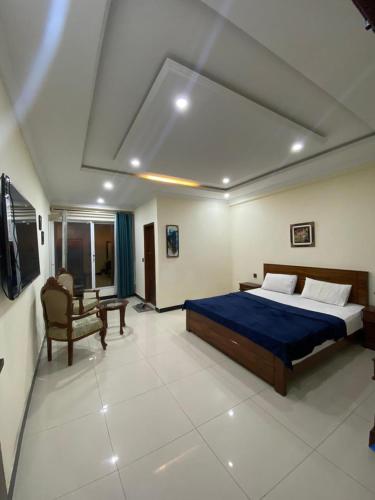 Postel nebo postele na pokoji v ubytování Crown Inn Hotel Service Apartments