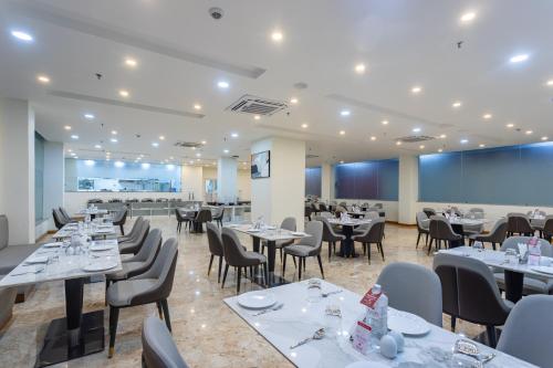 Ein Restaurant oder anderes Speiselokal in der Unterkunft Mandala Norling Lords Prime Kathmandu 