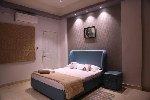 una camera da letto con un letto con testiera blu di Veetil -3BHK AC, Kukatpally, Hyderabad a Hyderabad