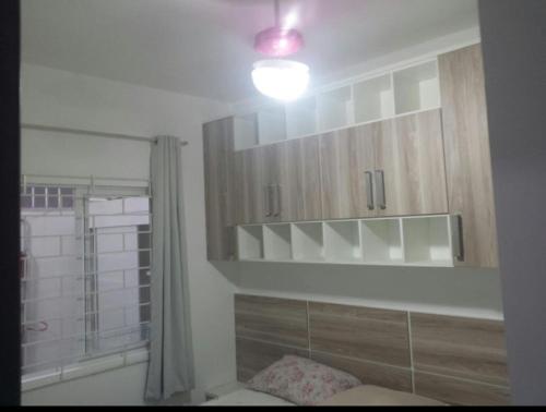baño con ducha, luz y ventana en Costa Do Sol, en Guaratuba