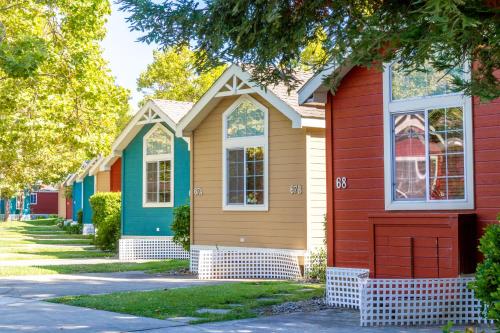 a row of houses with red and blue paint at RiverPointe Napa Valley Resort in Napa