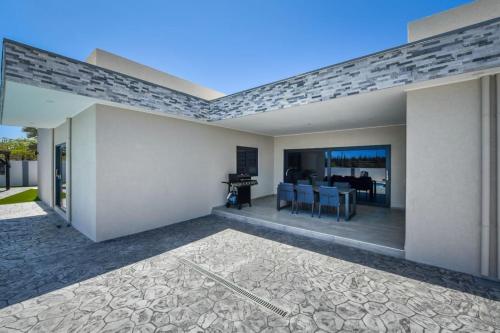 an empty house with a dining room and a kitchen at New Villa Luel 5 minutes from Palm Beach in Noord