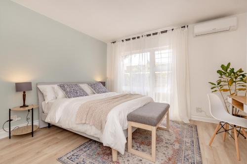 Un pat sau paturi într-o cameră la Dower Cottage, Edenvale