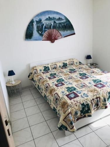 une chambre avec un lit avec une couette dessus dans l'établissement Maison 6 personnes plage à 5min, à Port-la-Nouvelle