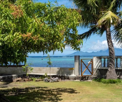 a view of the ocean from the beach at Tehei Beach House Wifi AC Beachfront Sunset in Punaauia