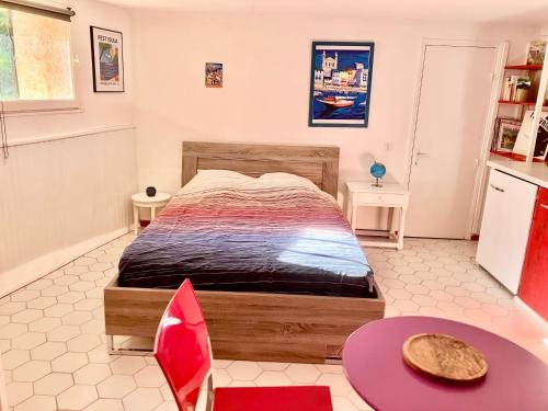 une chambre avec un grand lit et une table dans l'établissement Studio avec piscine Ruppione, à Pietrosella